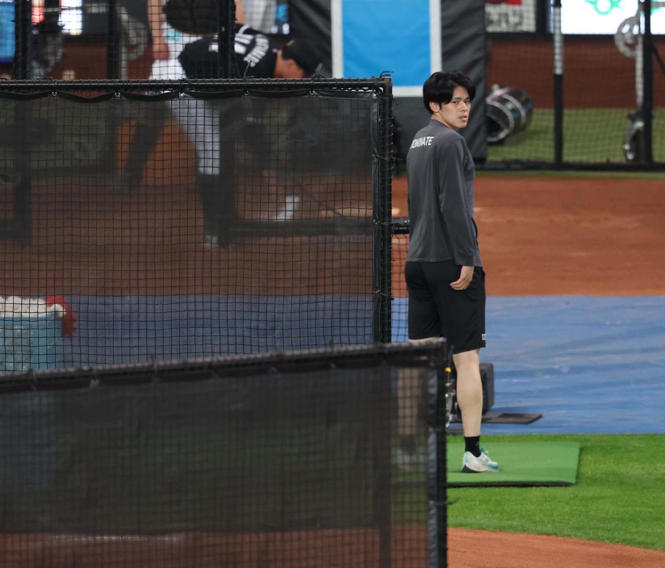 日本ハム対ロッテ　試合雨、マウンドを確認する佐々木（撮影・黒川智章）