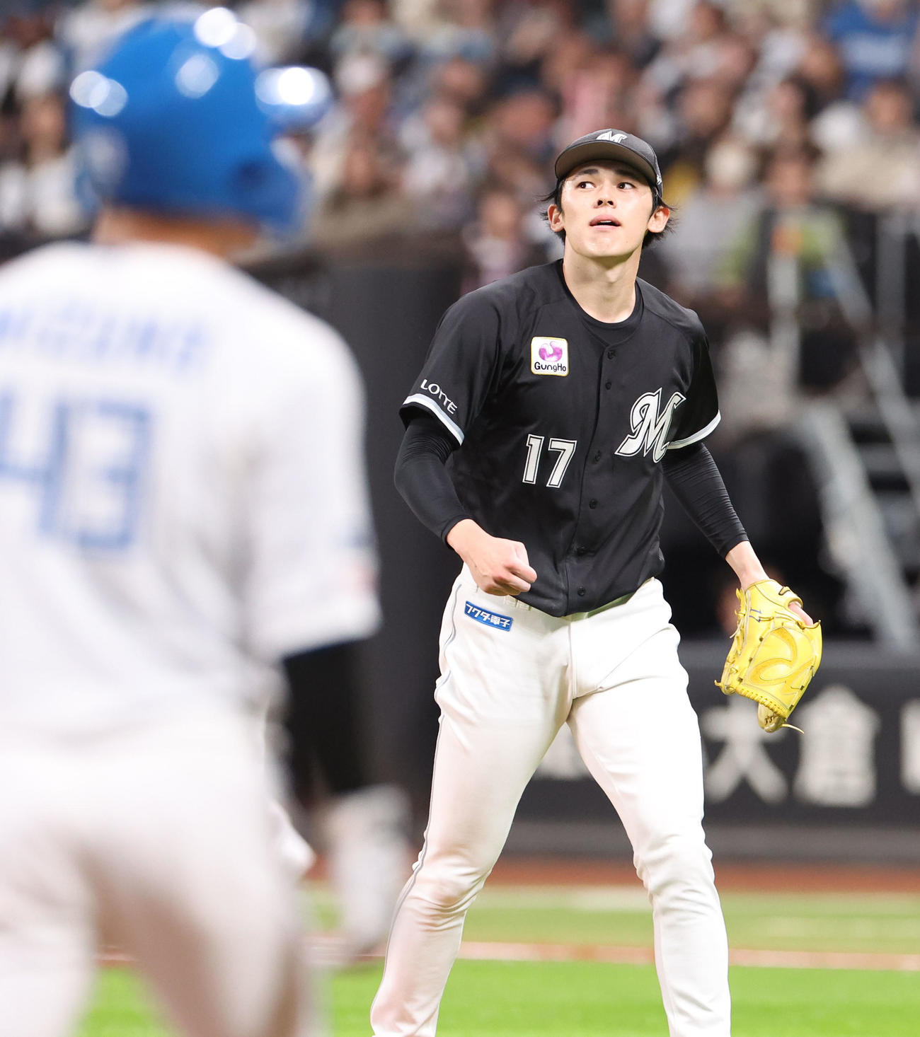 日本ハム対ロッテ　3回裏日本ハム2死一、三塁、マルティネスを空振り三振にとりガッツポーズをする佐々木（撮影・佐藤翔太）