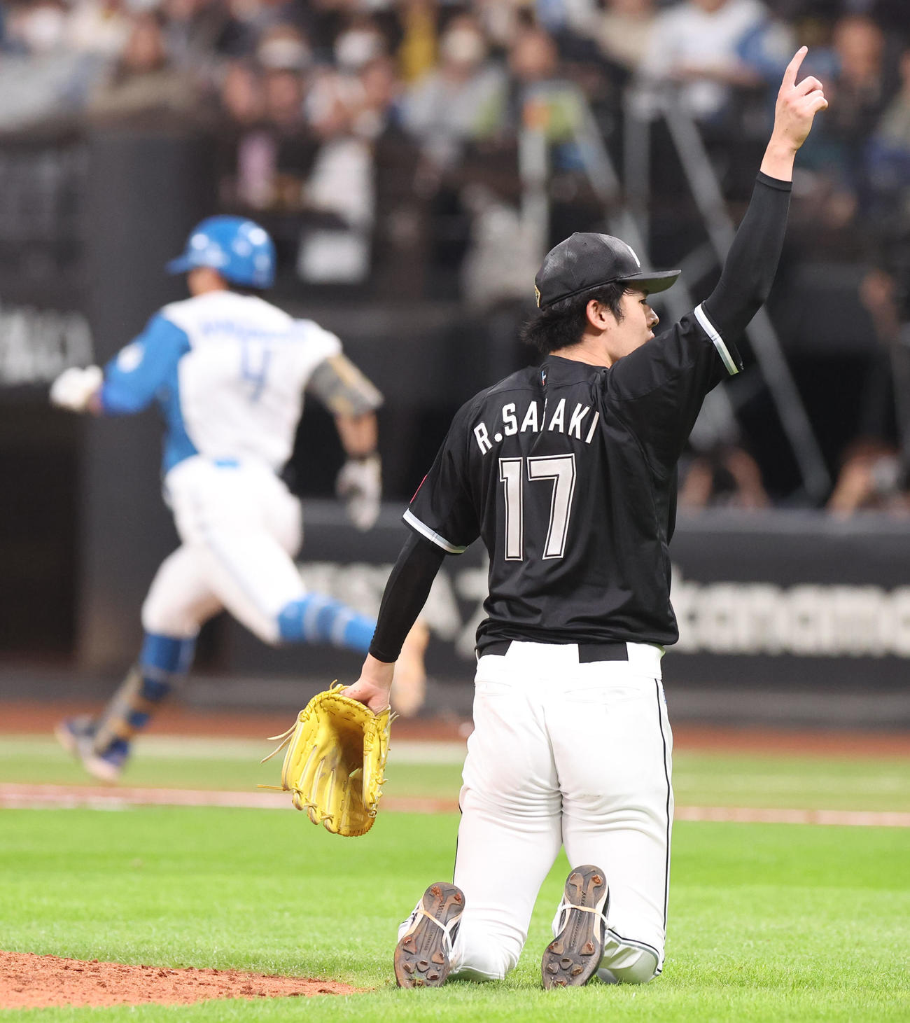 日本ハム対ロッテ　4回裏日本ハム1死二、三塁、上川畑を二ゴロに仕留める佐々木（撮影・佐藤翔太）