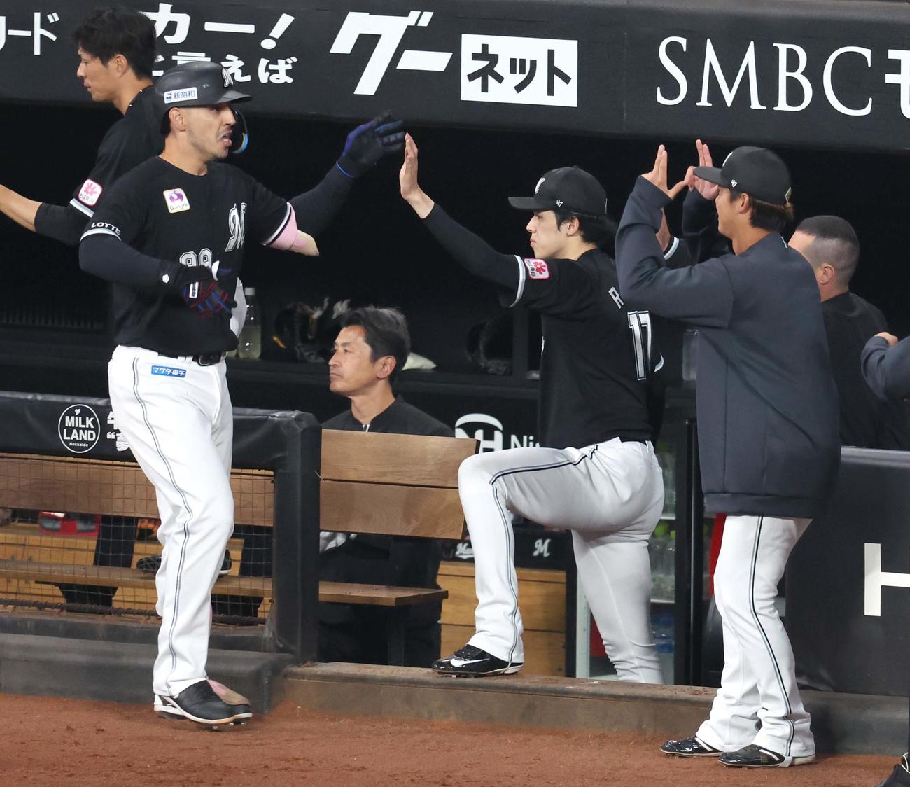 日本ハム対ロッテ　4回表、2点本塁打を放ったソトを出迎える佐々木（撮影・黒川智章）