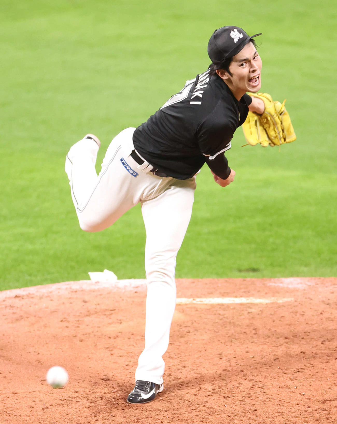 日本ハム対ロッテ　力投するロッテ先発の佐々木（撮影・佐藤翔太）
