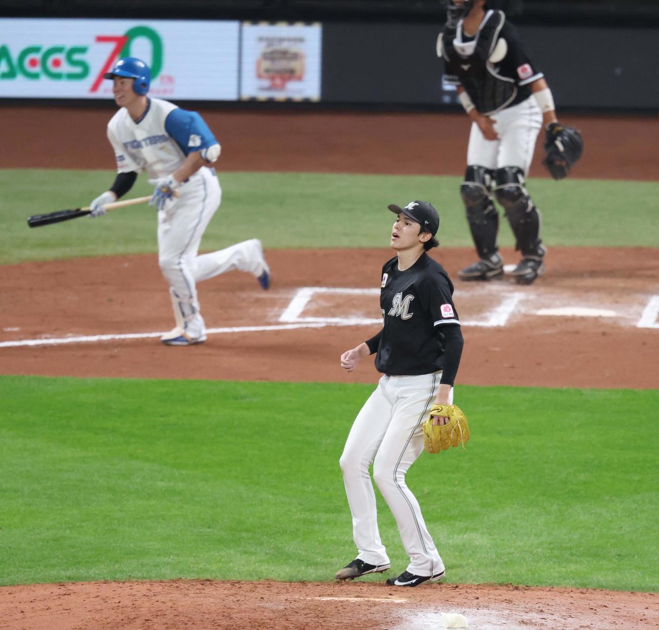 日本ハム対ロッテ　6回裏日本ハム2死二、三塁、松本剛に右前2点適時打を浴びる佐々木（撮影・黒川智章）