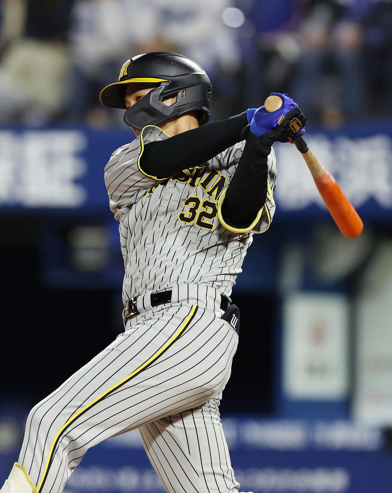 DeNA対阪神　6回表阪神1死一、二塁、三塁強襲の適時打を放つ井上（撮影・前田充）
