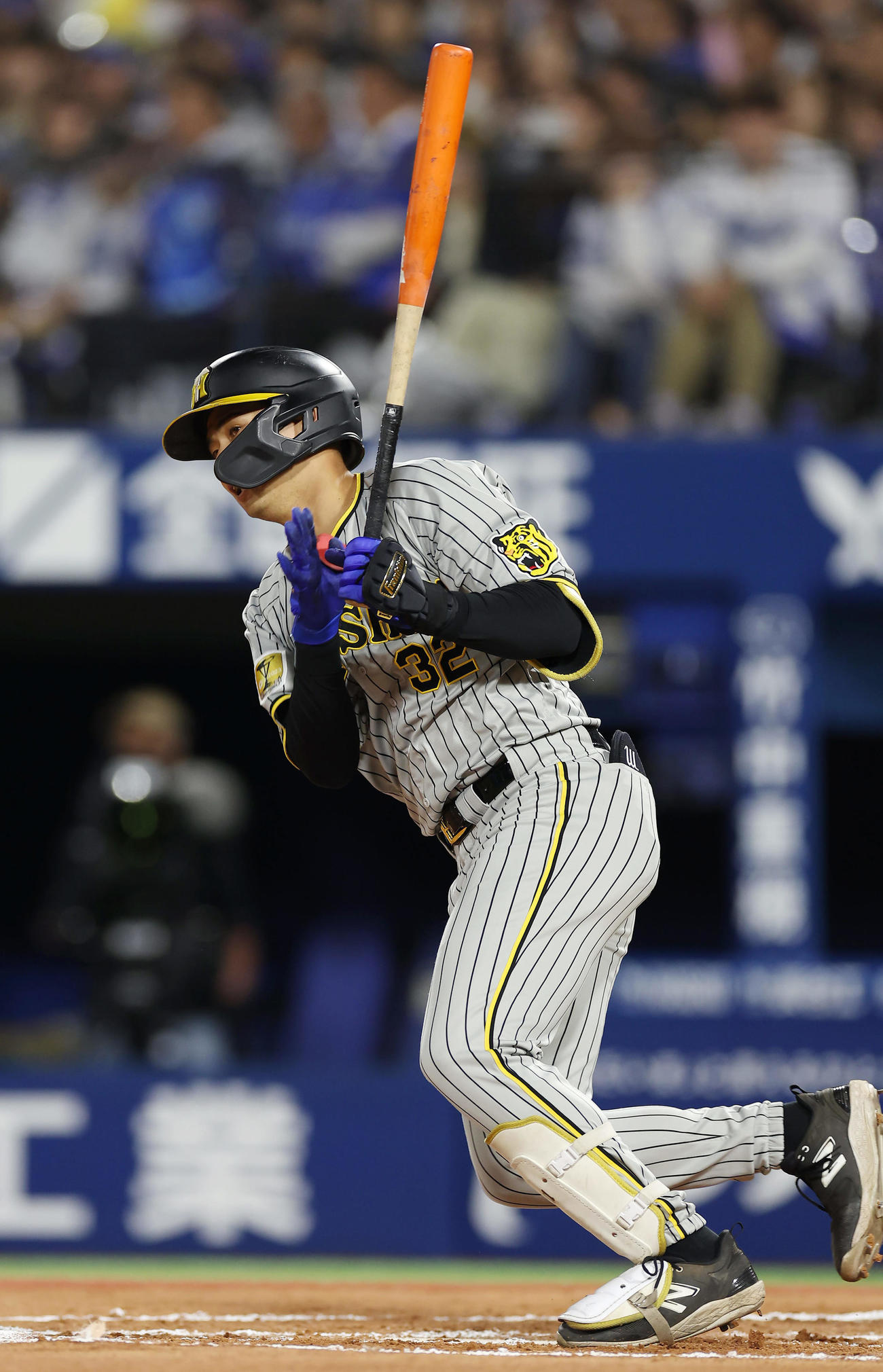 DeNA対阪神　6回表阪神1死一、二塁、三塁強襲の適時打を放つ井上（撮影・前田充）