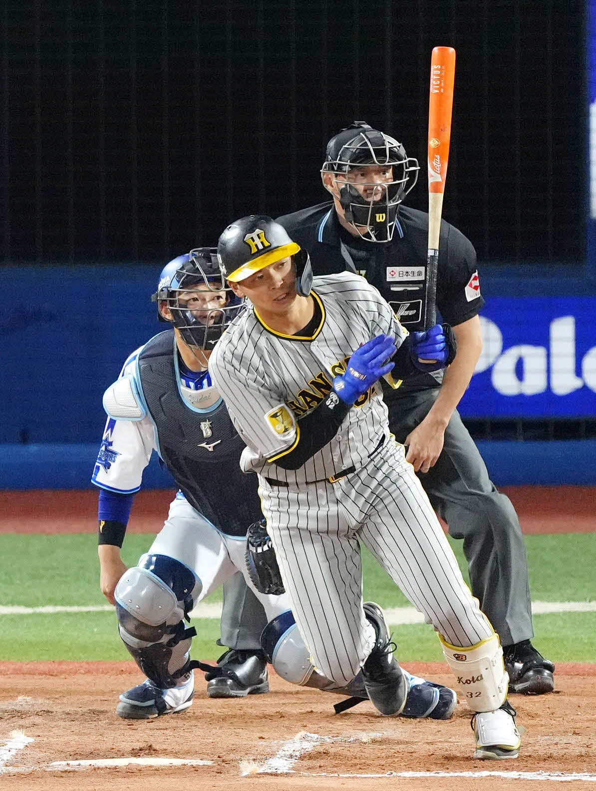DeNA対阪神　6回表阪神1死一、二塁、三塁への強襲適時打を放つ井上（撮影・横山健太）