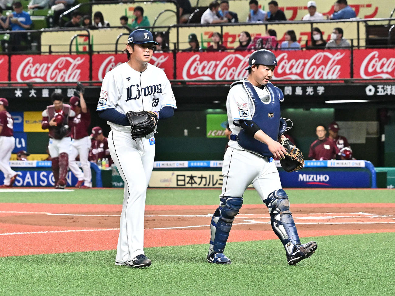 西武対楽天　1回表、先制を許し浮かない表情で引き揚げる西武先発の青山（左）と古賀（撮影・滝沢徹郎）
