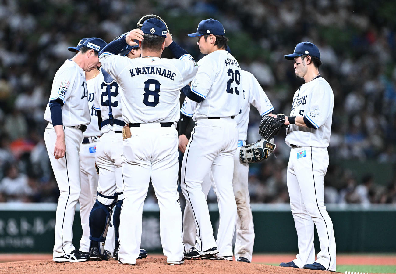 西武対楽天　3回表楽天1死満塁、ピンチにマウンドの青山（中央）のもとに集まるナイン（撮影・滝沢徹郎）