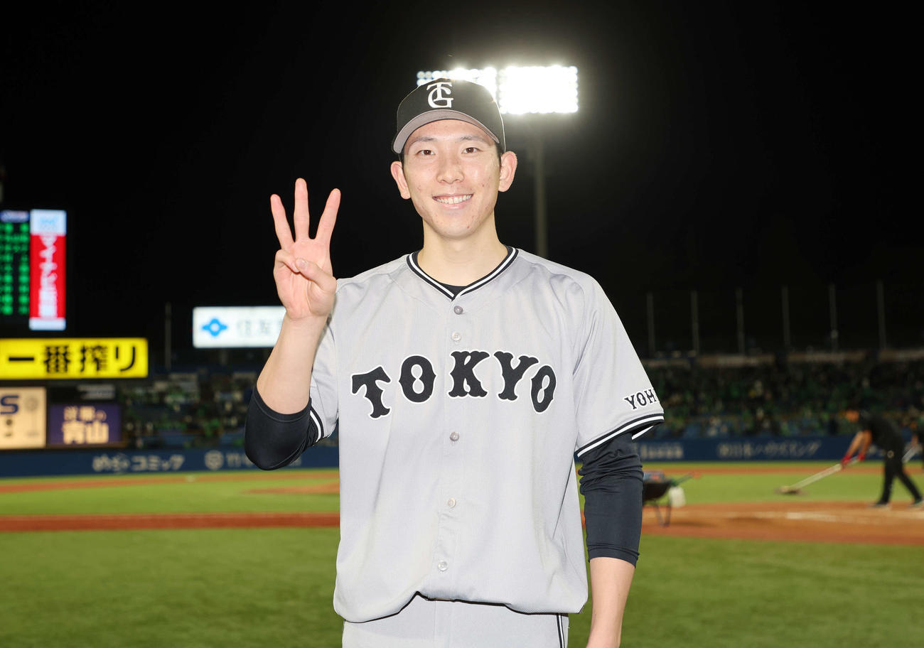 ヤクルト対巨人　今季3勝目をあげ笑顔を見せる巨人戸郷（撮影・鈴木正人）