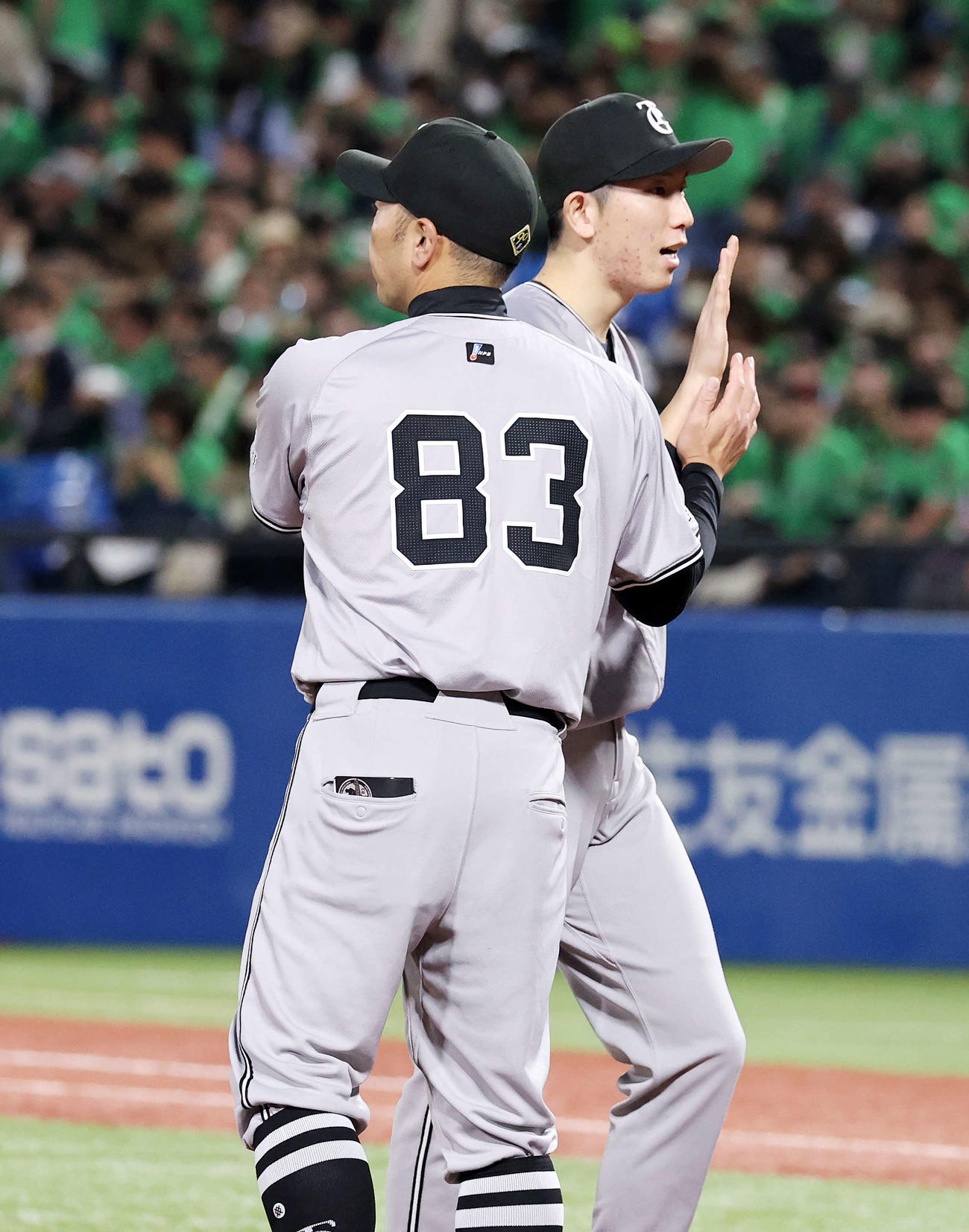 ヤクルト対巨人　勝利し巨人阿部監督（手前）とタッチする戸郷（撮影・鈴木正人）