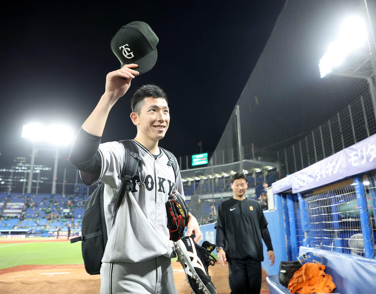 ヤクルト対巨人　勝利しファンに手を振り引き揚げる巨人戸郷（撮影・鈴木正人）