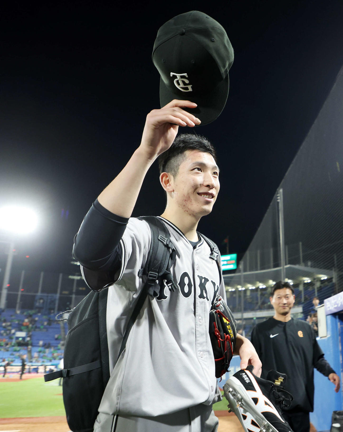 ヤクルト対巨人　勝利しファンに手を振り引き揚げる巨人戸郷（撮影・鈴木正人）