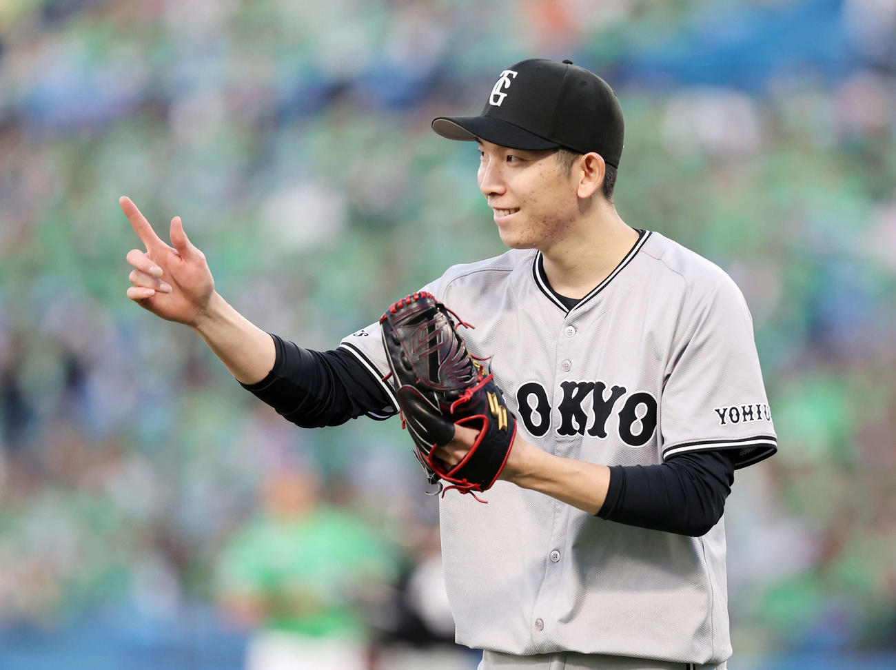 ヤクルト対巨人　1回裏、ヤクルトの攻撃を抑え笑顔を見せる巨人戸郷（撮影・鈴木正人）