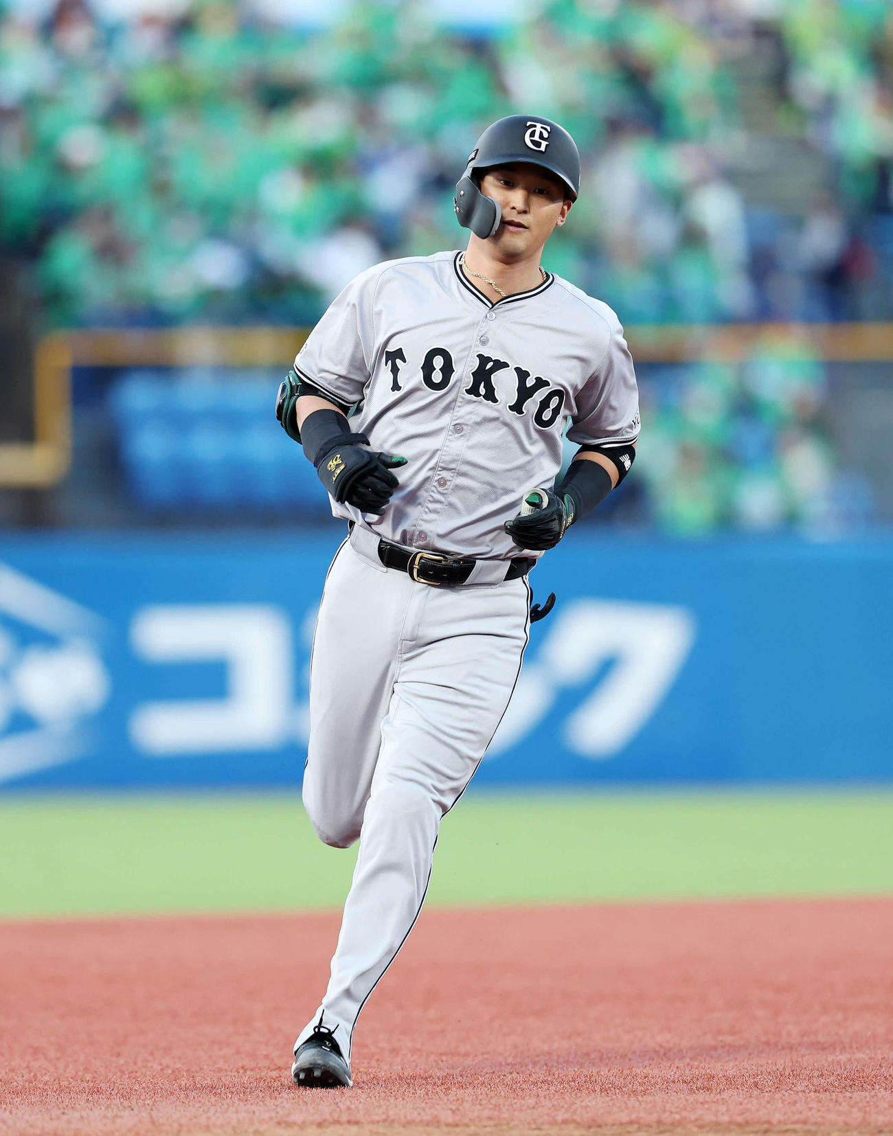 ヤクルト対巨人　1回表巨人2死、吉川は右越えソロ本塁打を放つ（撮影・鈴木正人）