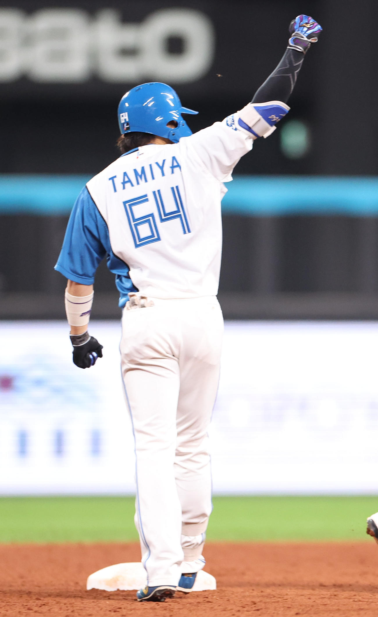 日本ハム対ロッテ　6回裏日本ハム2死満塁、田宮は走者一掃となる適時二塁打を放ちガッツポーズをする（撮影・佐藤翔太）