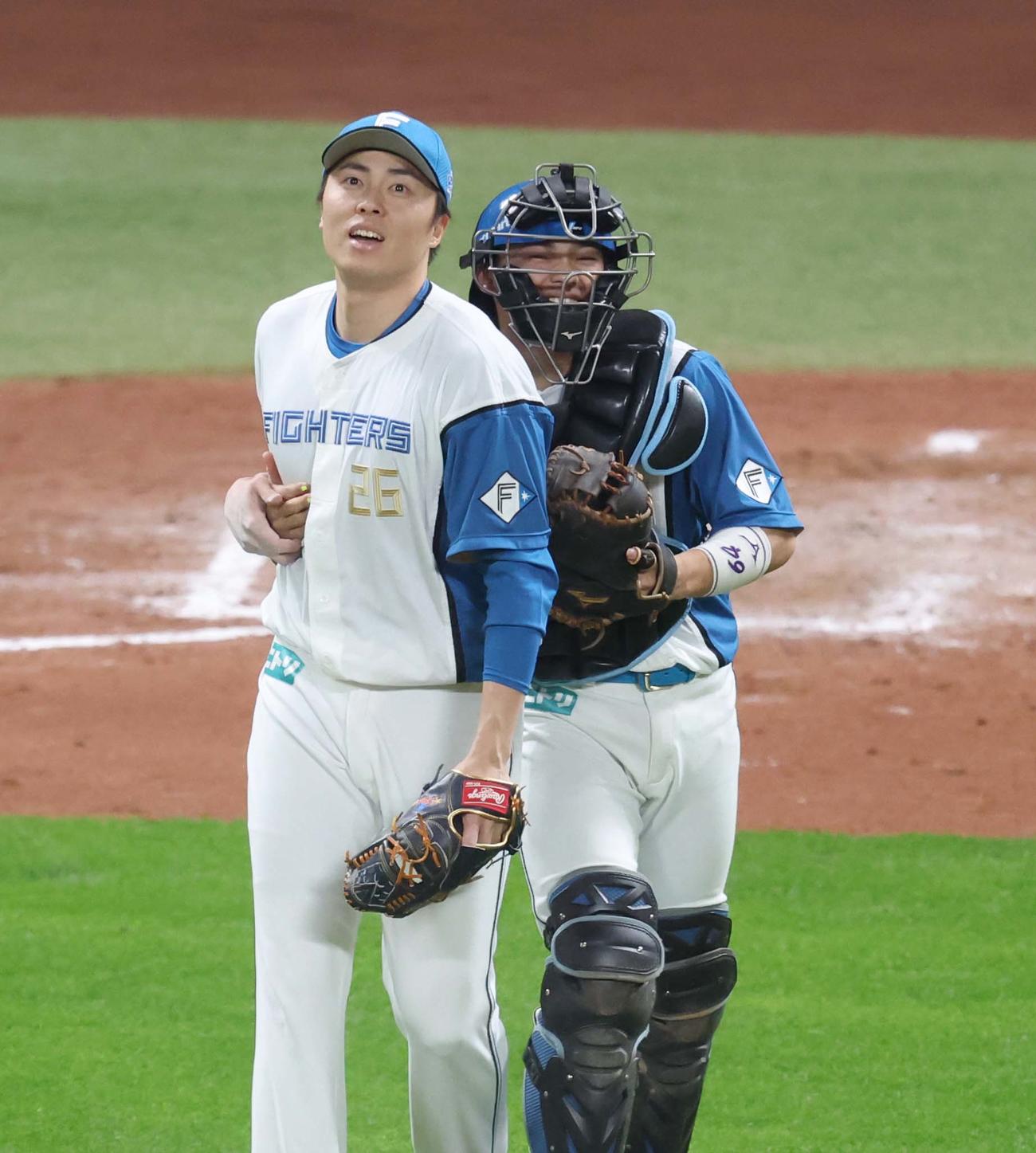 日本ハム対ロッテ　試合後、田中正（左）に抱きつく田宮（撮影・黒川智章）