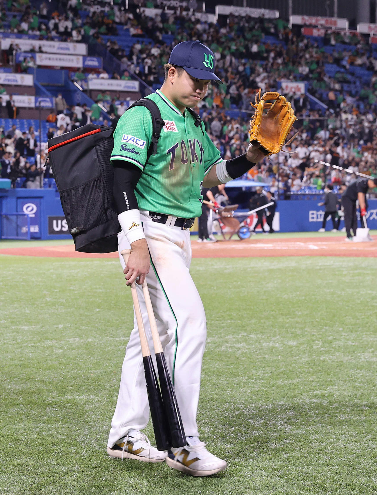 ヤクルト対巨人　巨人に敗れ、ファンに声をかけられながら引き揚げる村上（撮影・河野匠）