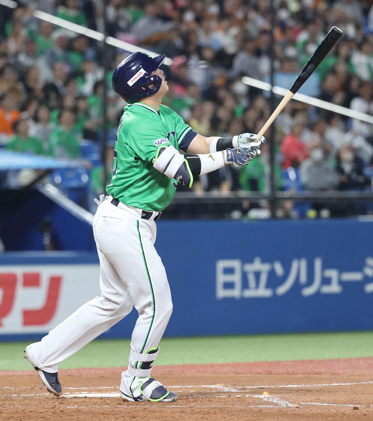 ヤクルト対巨人　4回裏ヤクルト無死、左飛に倒れる村上（撮影・河野匠）