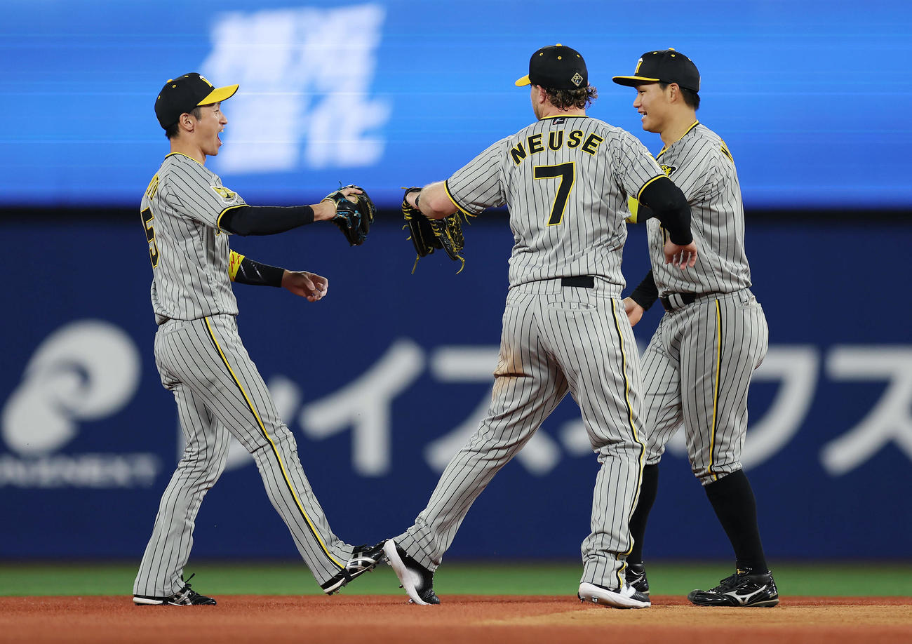 DeNA対阪神　DeNAに勝利し、タッチを交わす、左から阪神近本、ノイジー、森下（撮影・前田充）
