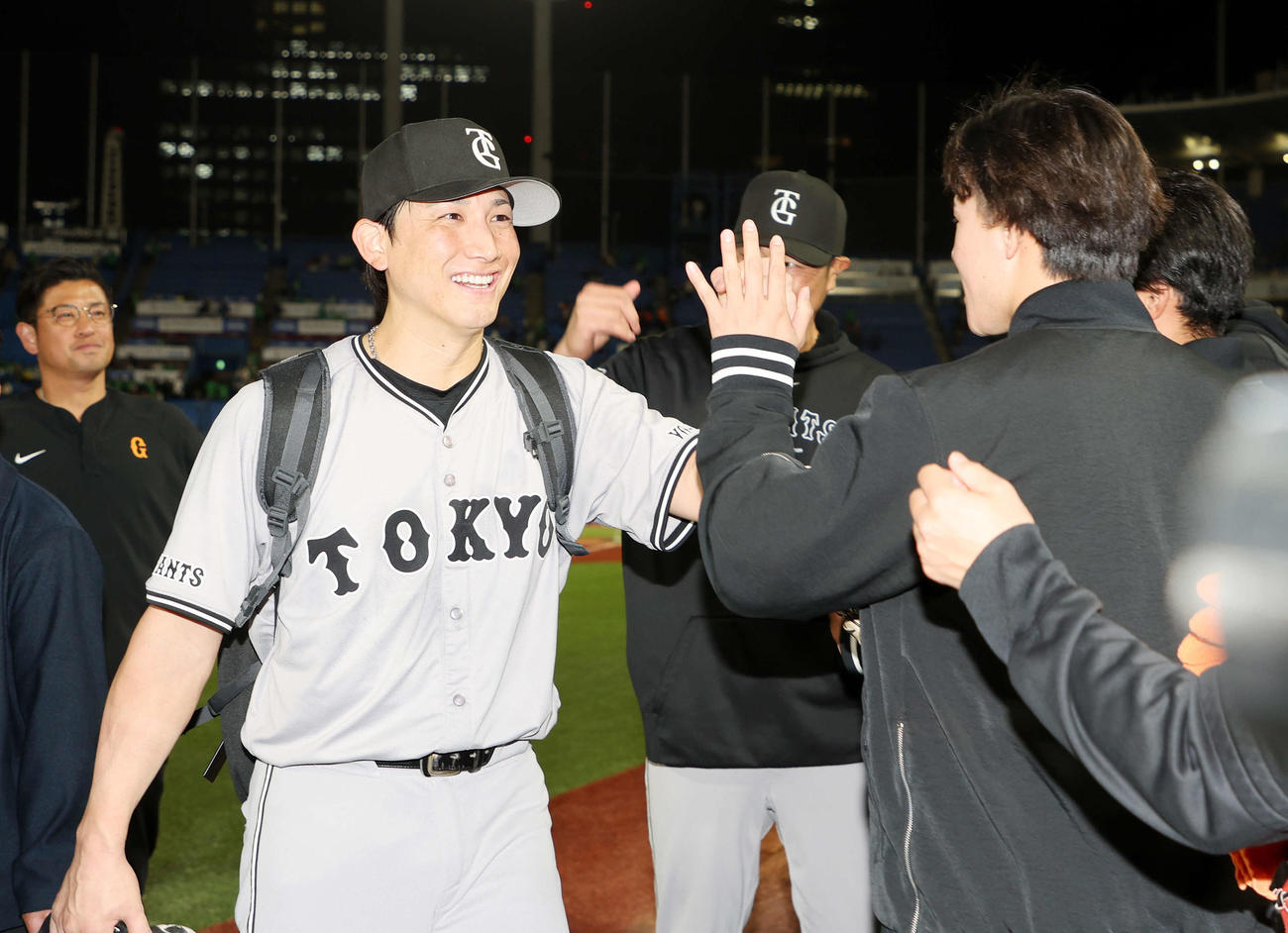 ヤクルト対巨人　勝利し笑顔で引き揚げる巨人小林（撮影・鈴木正人）