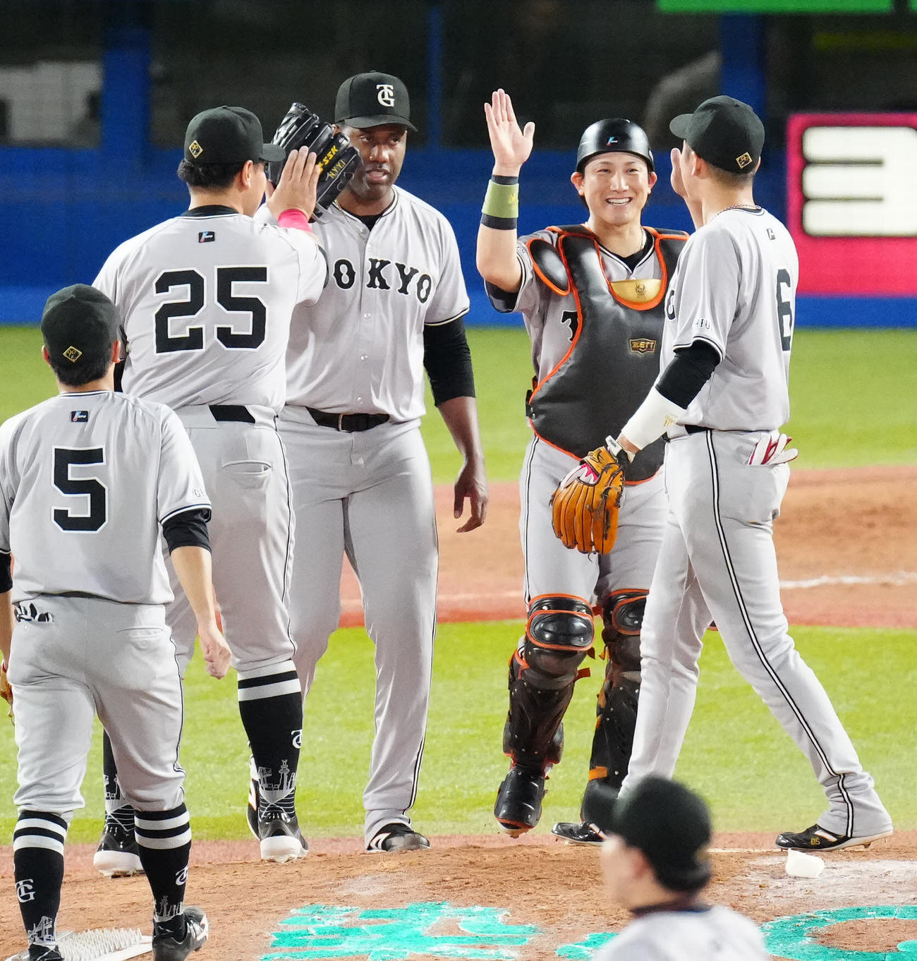 ヤクルト対巨人　巨人5番手のバルドナード（後方左）らと勝利を喜ぶ捕手小林（同右）（撮影・江口和貴）