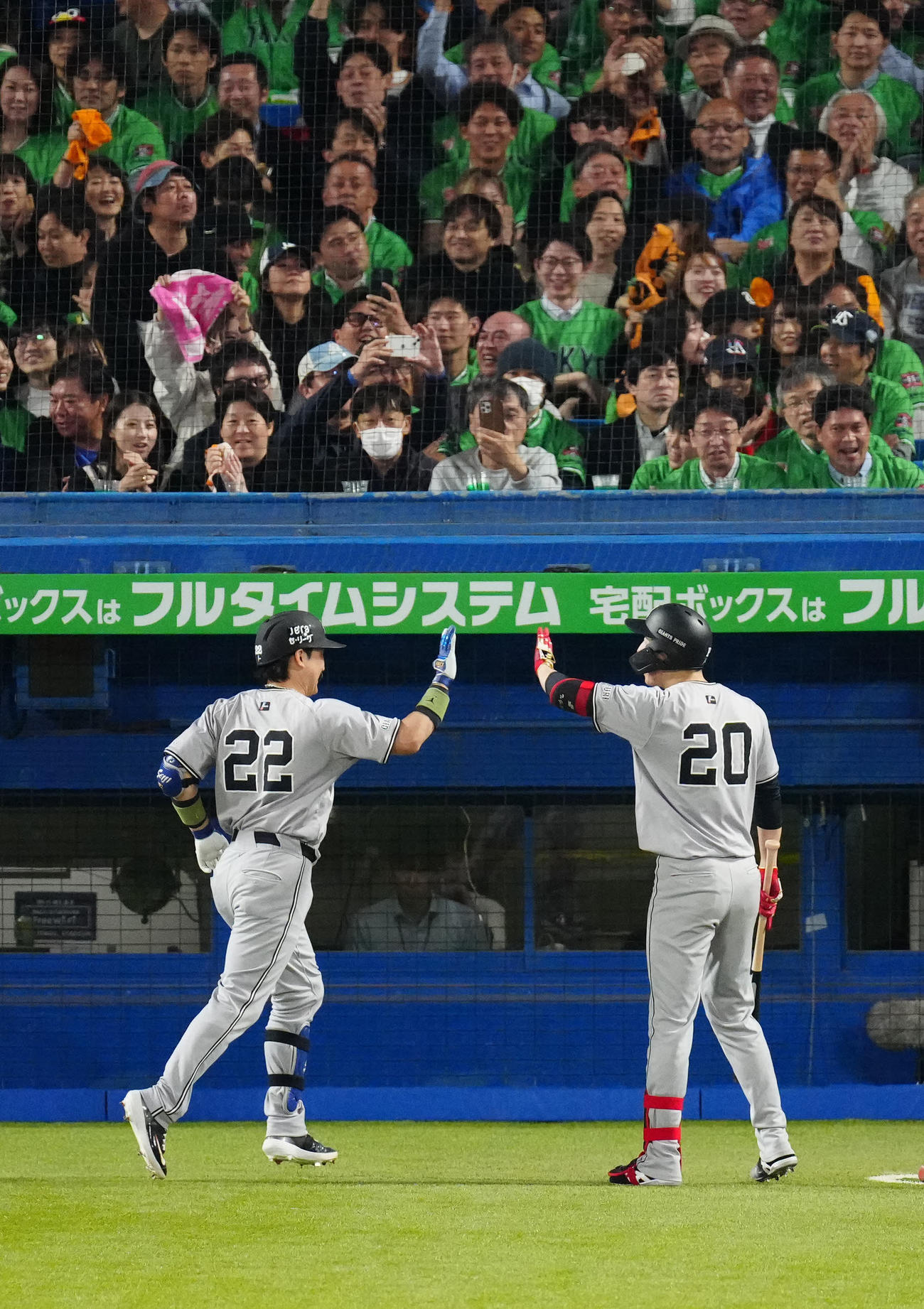 ヤクルト対巨人　7回表巨人1死、ソロ本塁打を放ち戸郷（右）とタッチを交わす小林（撮影・江口和貴）