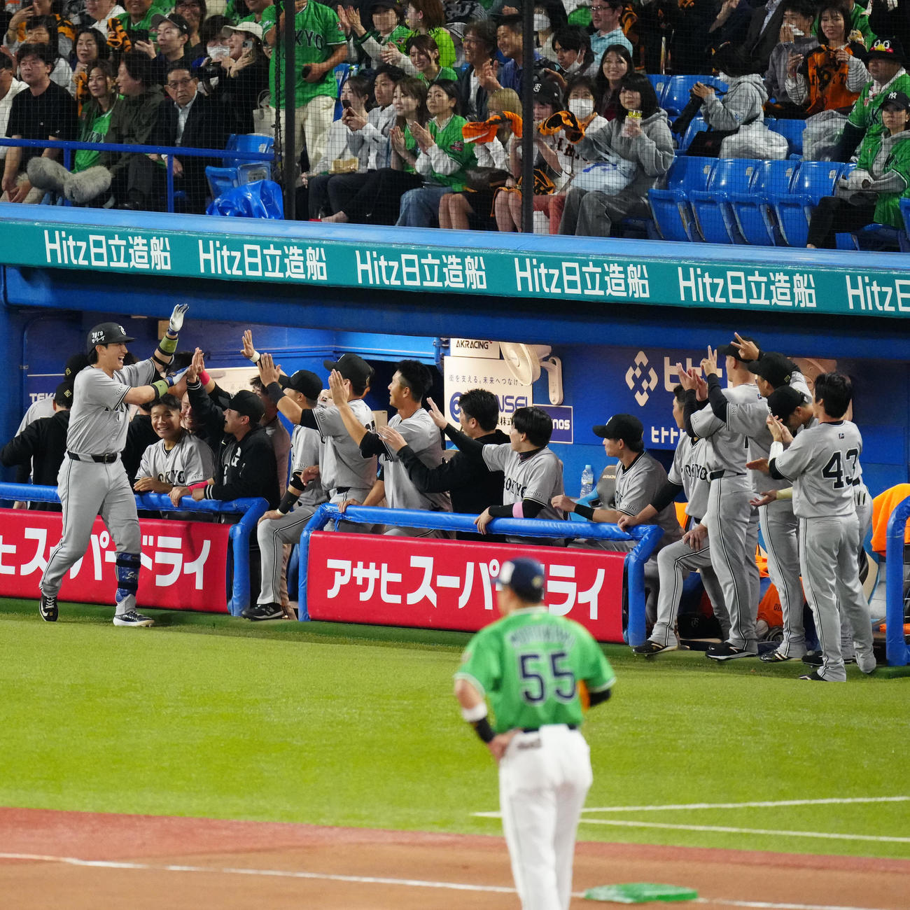 ヤクルト対巨人　7回表巨人1死、ソロ本塁打を放ちタッチを交わす小林（左端）（撮影・江口和貴）