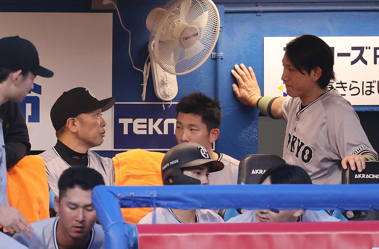 ヤクルト対巨人　2回裏を終え、ベンチで阿部監督（左）から声をかけられる戸郷（中央）と小林（撮影・河野匠）