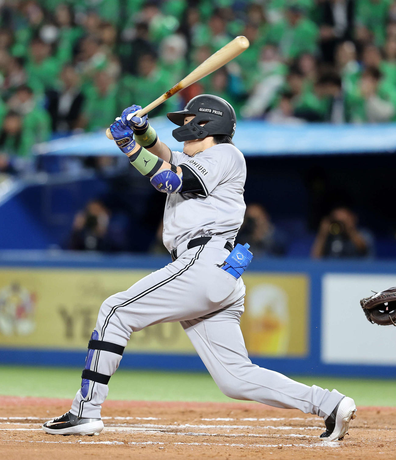 ヤクルト対巨人　7回表巨人1死、小林は左越えソロ本塁打を放つ（撮影・鈴木正人）