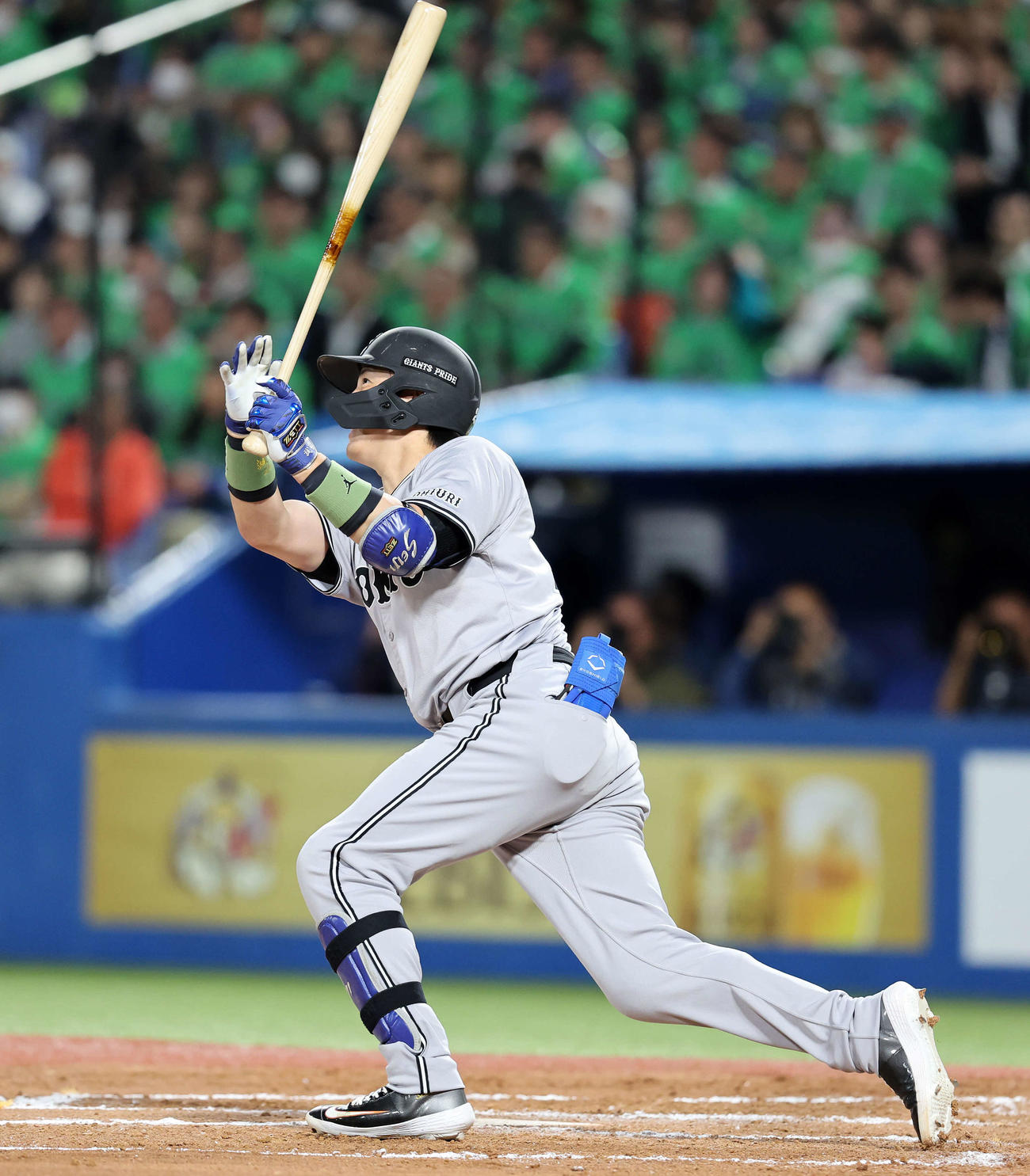 ヤクルト対巨人　7回表巨人1死、小林は左越えソロ本塁打を放つ（撮影・鈴木正人）