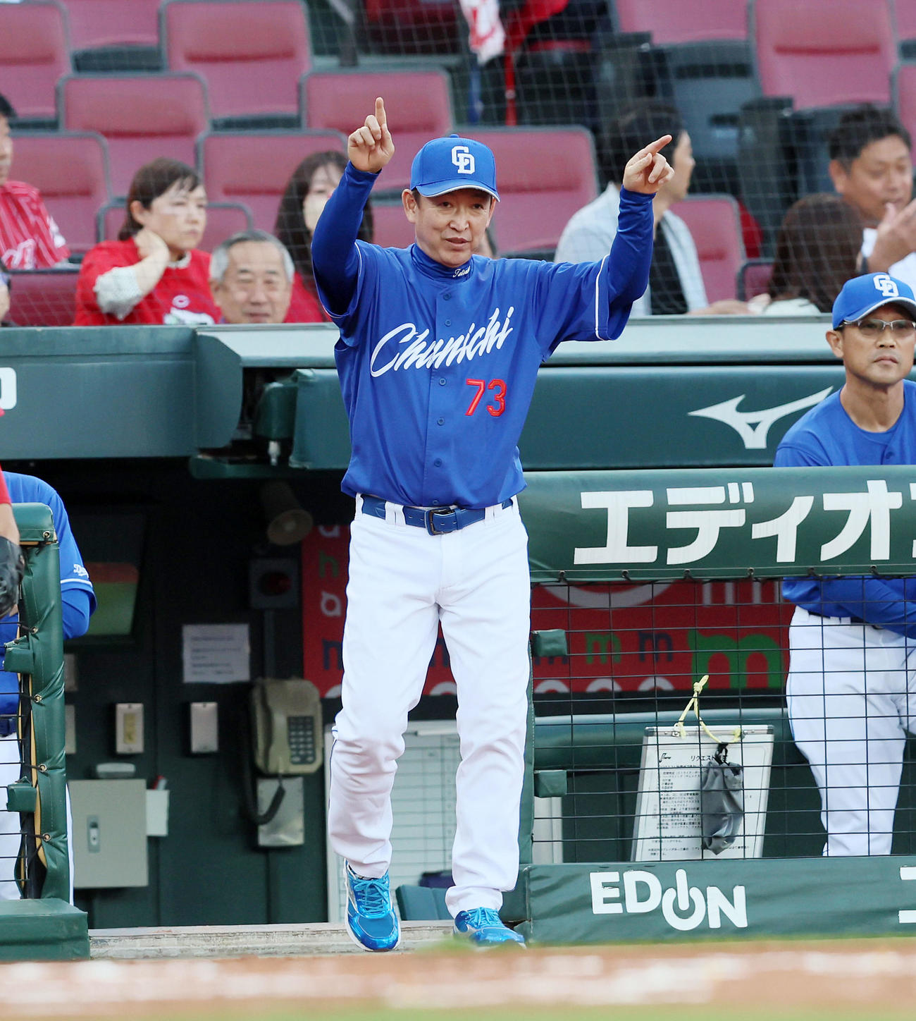 広島対中日　1回裏広島無死、立浪監督は秋山の一塁判定にリクエストする（撮影・加藤哉）