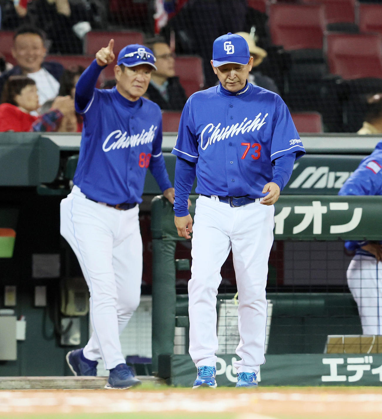 広島対中日　6回表を終え選手交代を告げる立浪監督。左は片岡ヘッドコーチ（撮影・加藤哉）