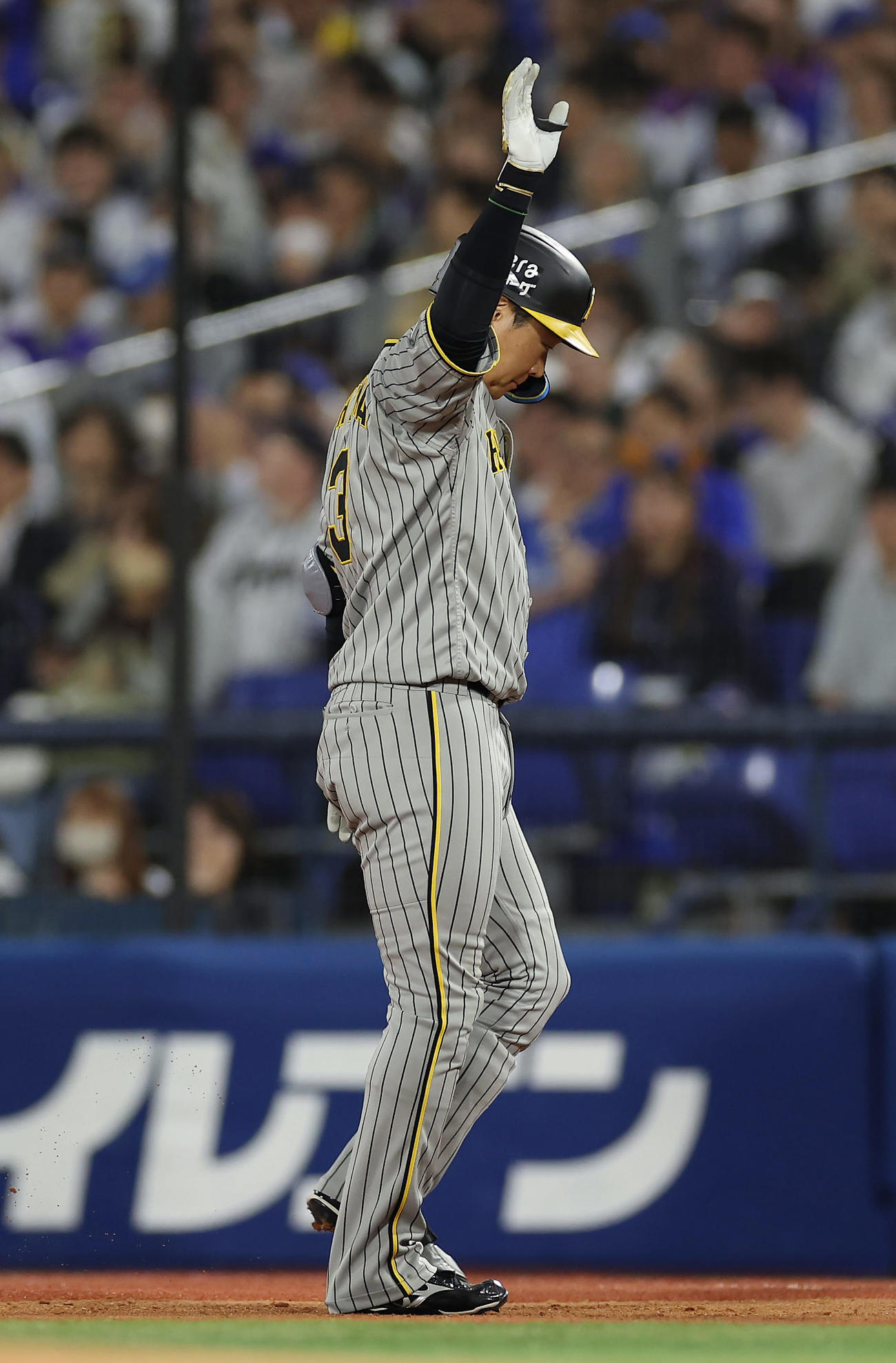 DeNA対阪神　6回表阪神1死一、三塁、左前適時打を放ち、ベンチに向かって手を上げる大山（撮影・前田充）