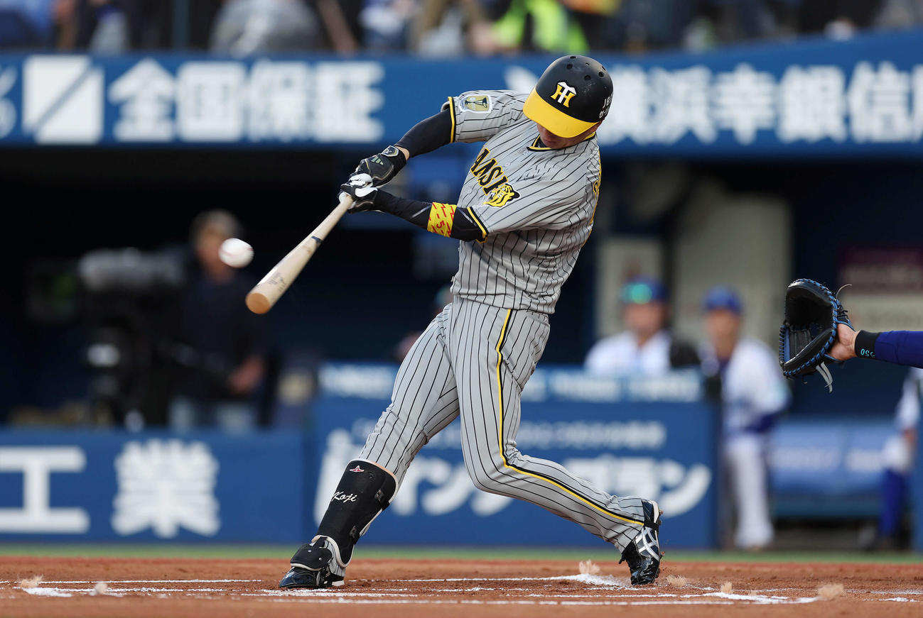 DeNA対阪神　1回表阪神無死、右越えに先頭打者本塁打を放つ近本（撮影・前田充）