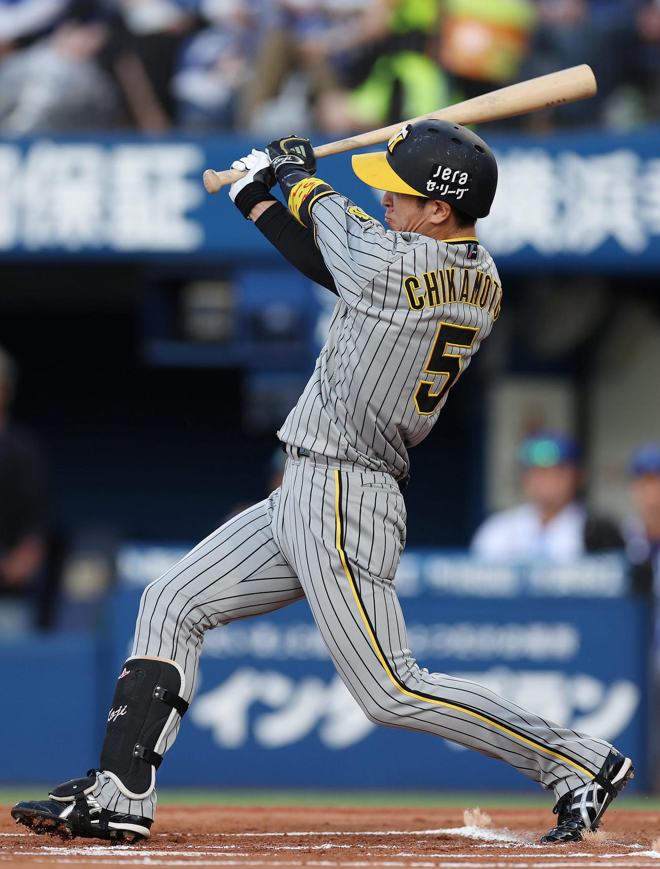 DeNA対阪神　1回表阪神無死、右越えに先頭打者本塁打を放つ近本（撮影・前田充）