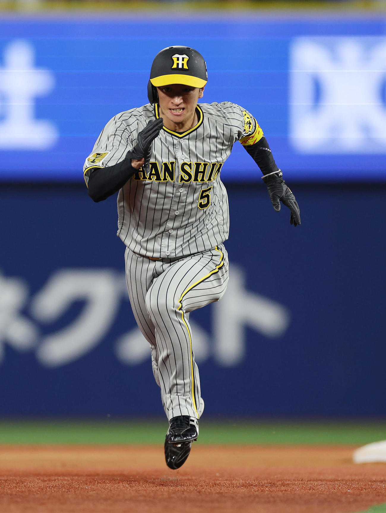 DeNA対阪神　6回表阪神無死二塁、中野の右飛でタッチアップし三塁へ向かう近本（撮影・前田充）