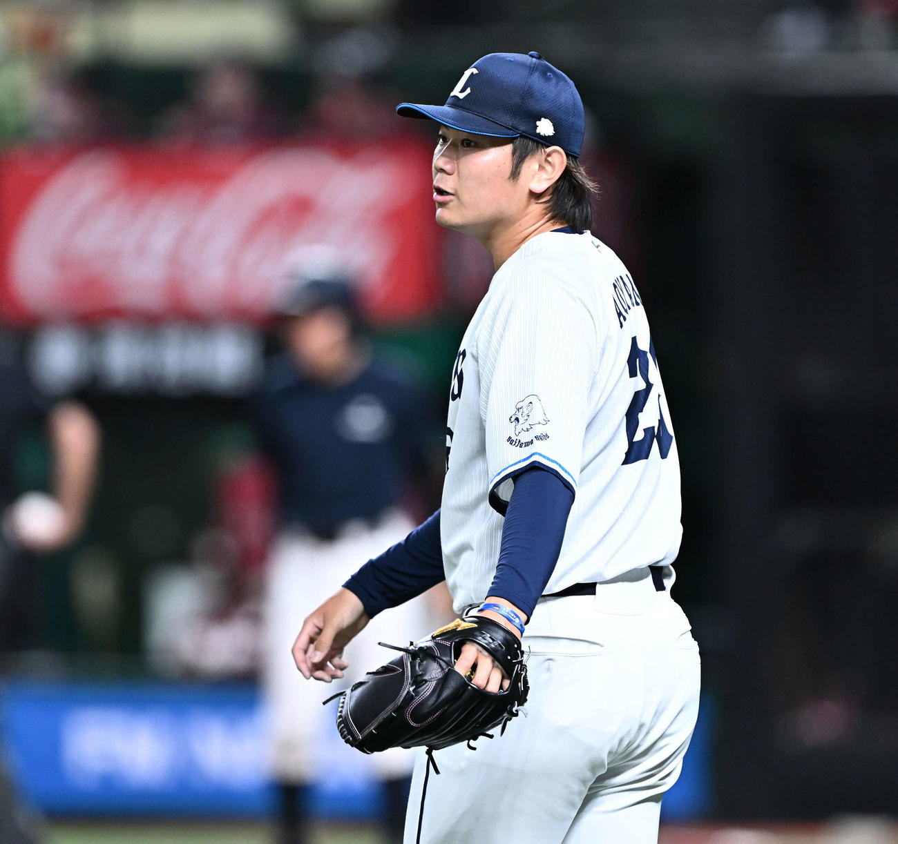 西武対楽天　2回表を投げ終え、引き締まった表情で引き揚げる西武先発の青山（撮影・滝沢徹郎）
