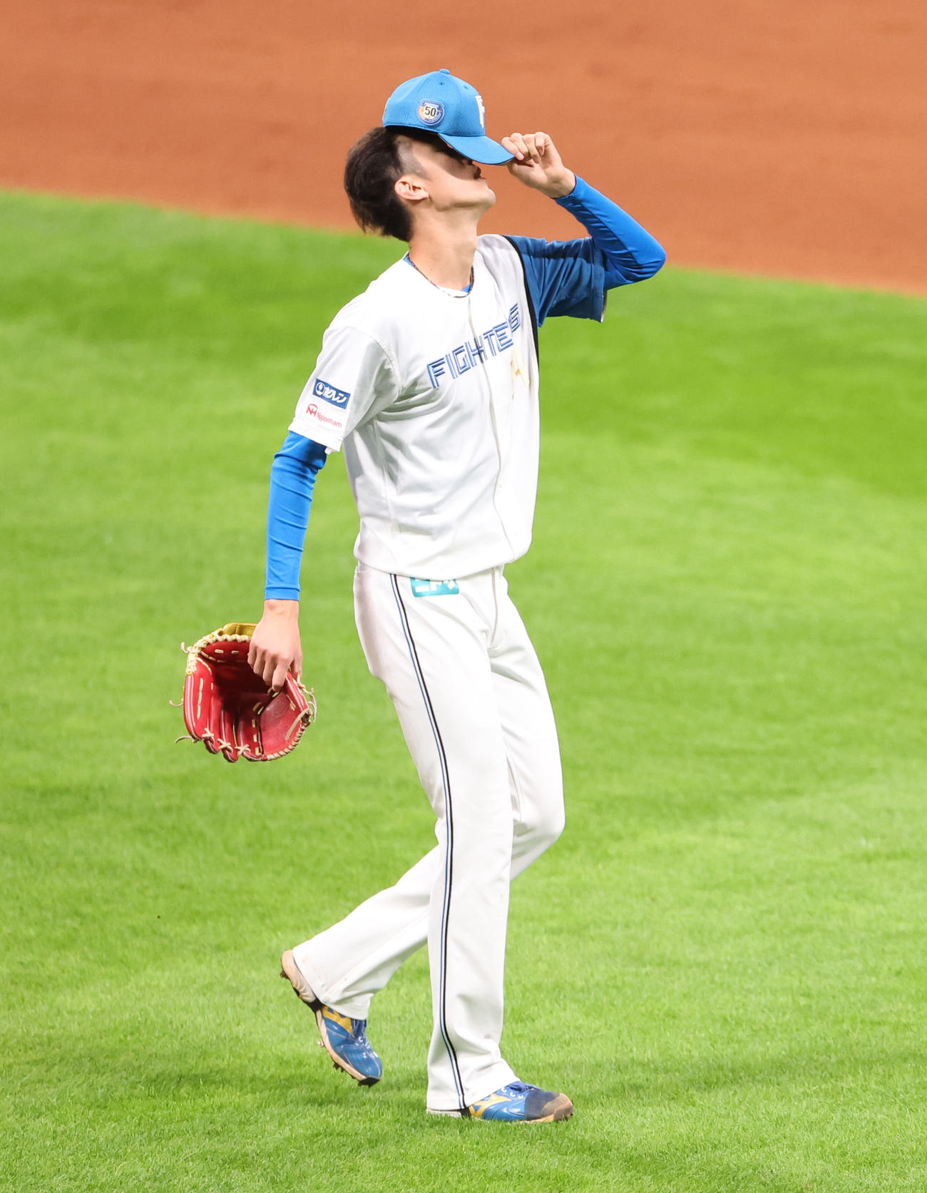 日本ハム対ロッテ　5回表途中で降板する福島（撮影・佐藤翔太）