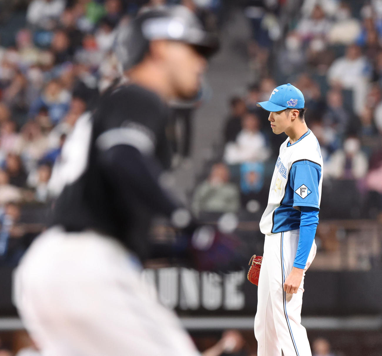 日本ハム対ロッテ　4回表ロッテ無死一塁、ソトに逆転となる右越え2点本塁打を浴びる福島（撮影・佐藤翔太）