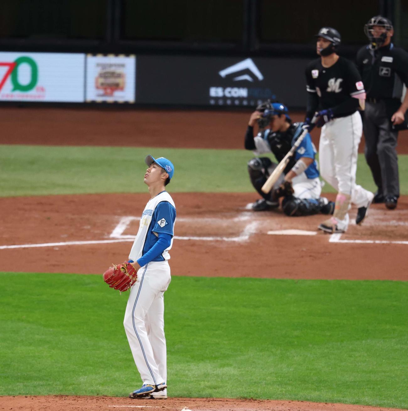 日本ハム対ロッテ　4回表ロッテ無死一塁、ソトに右越え2点本塁打を浴びる福島（撮影・黒川智章）