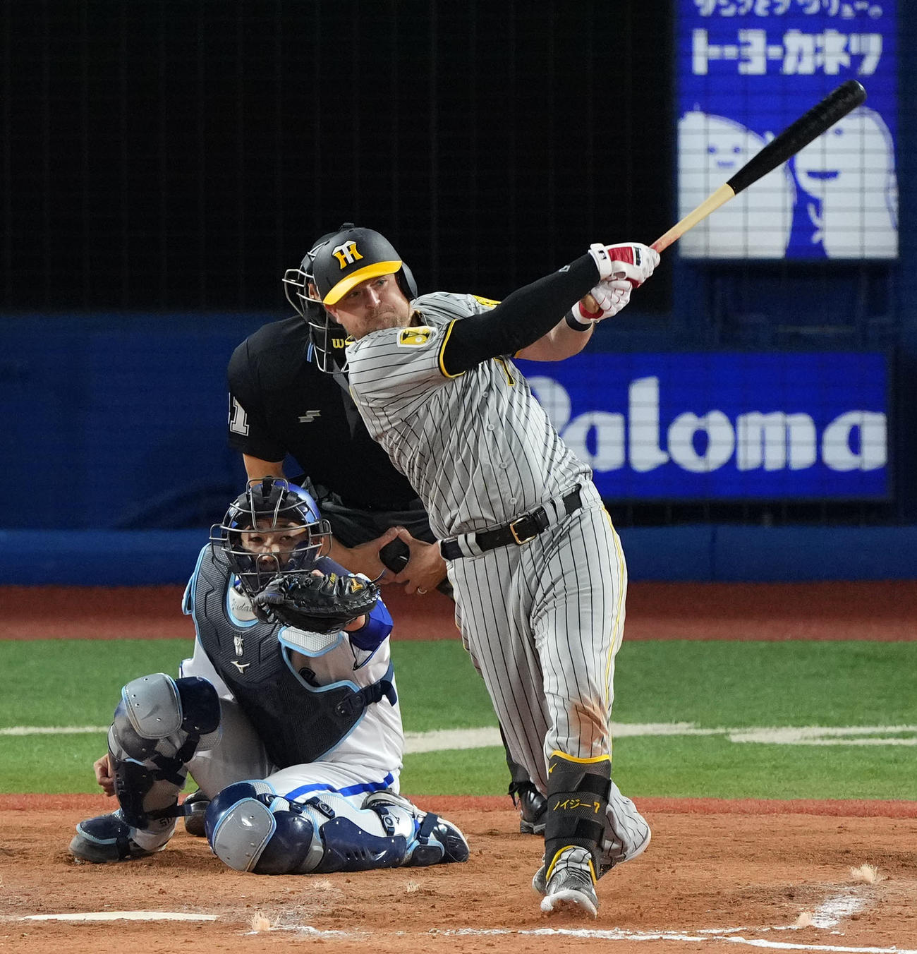 DeNA対阪神　9回表阪神1死一、三塁、左前適時打を放つノイジー（撮影・横山健太）
