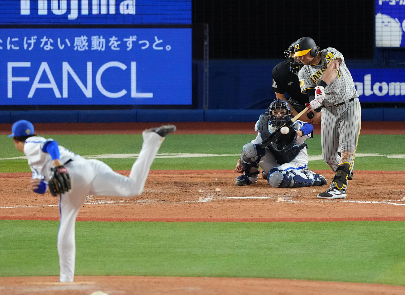 DeNA対阪神　9回表阪神1死一、三塁、左前適時打を放つノイジー。投手森原（撮影・横山健太）