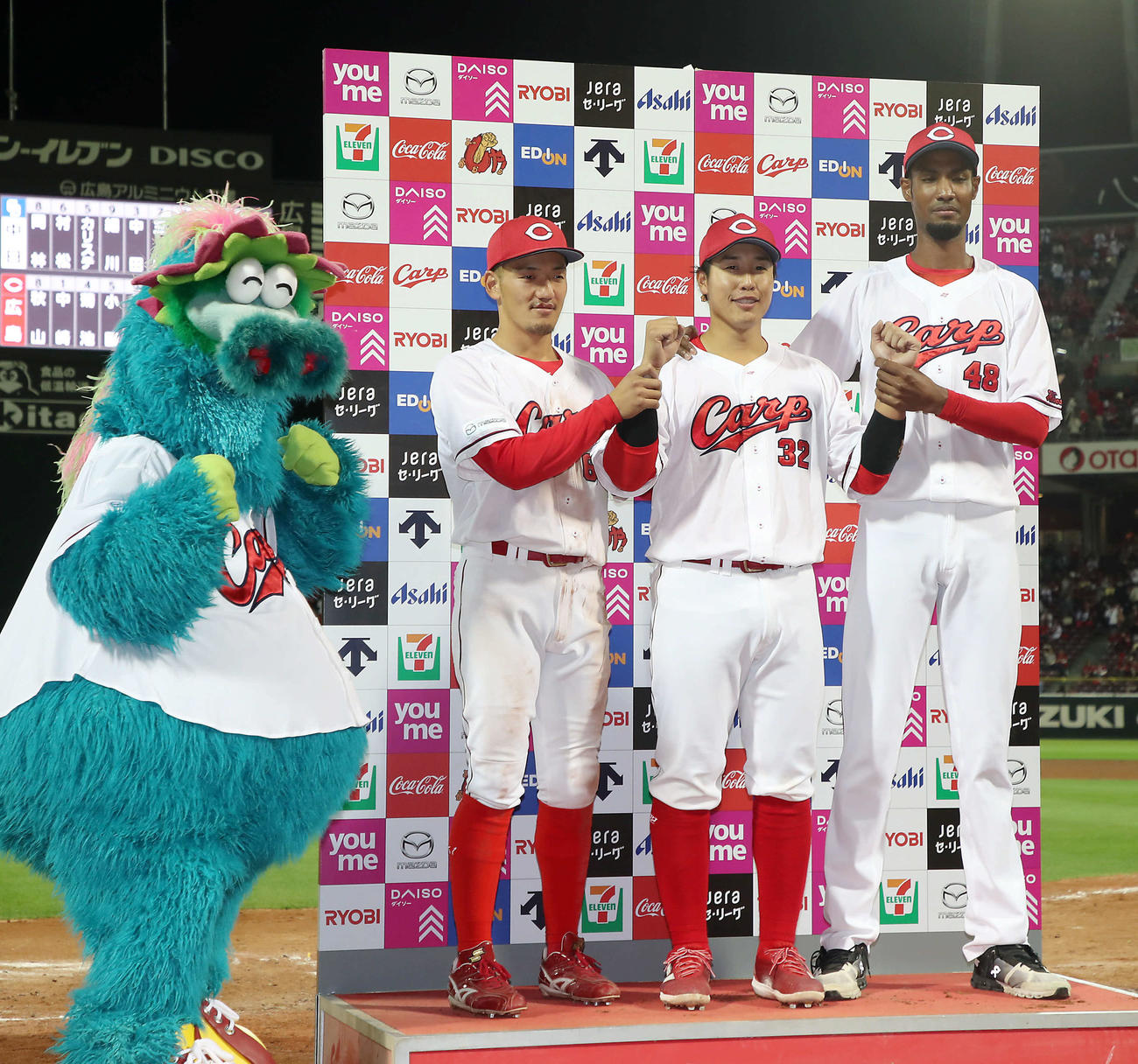広島対中日　ヒーローインタビューを終えお立ち台の上でポーズを決める左から矢野、石原、アドゥワ（撮影・加藤哉）