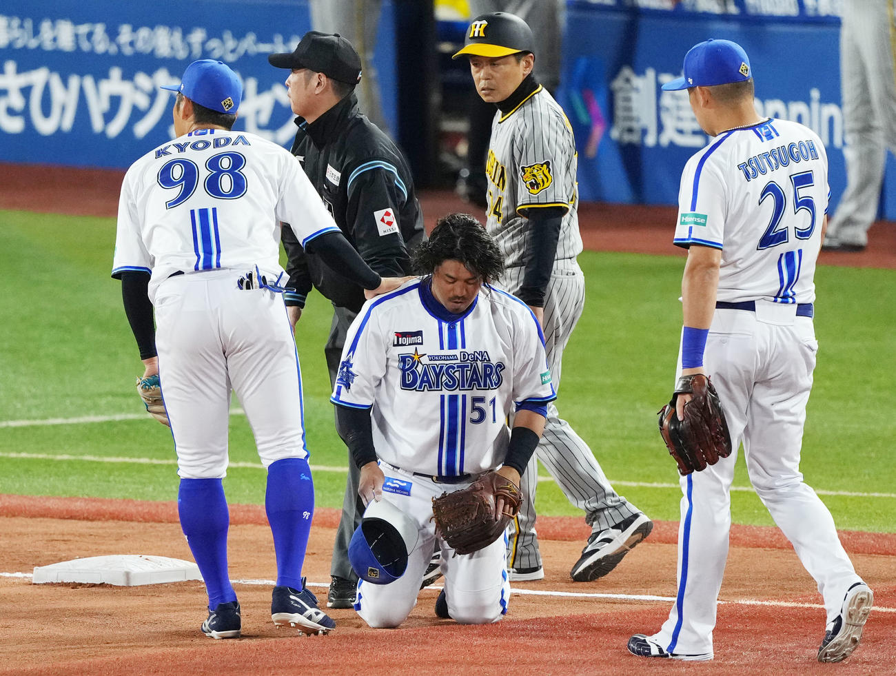 DeNA対阪神　6回表阪神1死一、二塁、井上の打球が直撃しグラウンドに座り込む宮崎（中央）（撮影・横山健太）