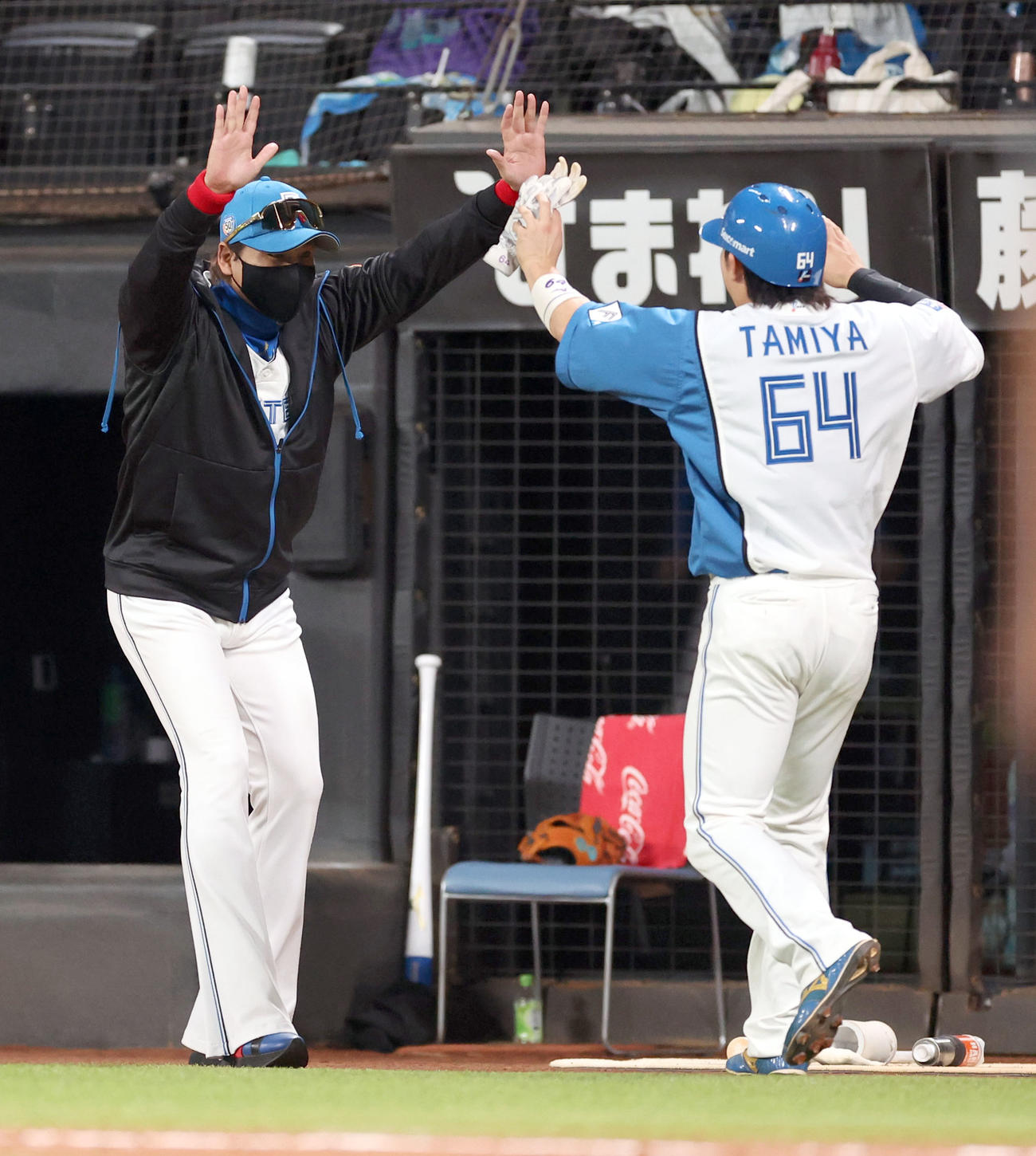 日本ハム対ロッテ　6回裏、日本ハム新庄監督（左）は走者一掃の適時二塁打を放った田宮を出迎える（撮影・佐藤翔太）
