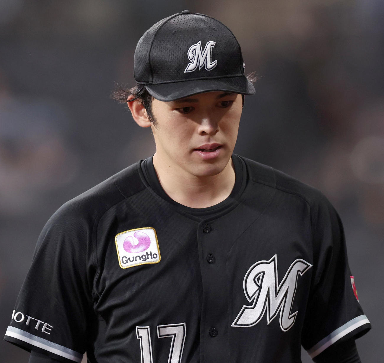 日本ハム対ロッテ　2回裏、先制を許しうつむきながらベンチに戻る佐々木（撮影・佐藤翔太）