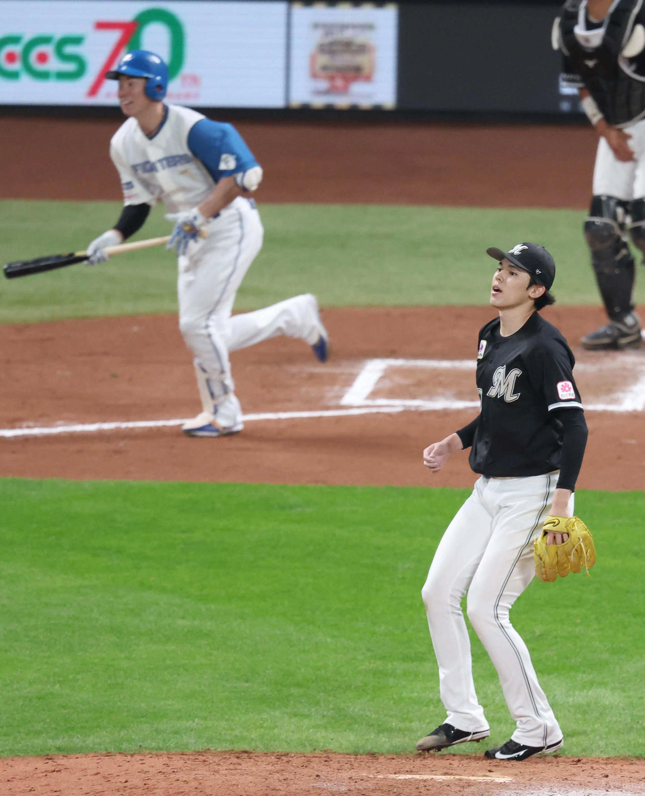 日本ハム対ロッテ　6回裏日本ハム2死二、三塁、松本剛に右前2点適時打を浴びる佐々木（撮影・黒川智章）