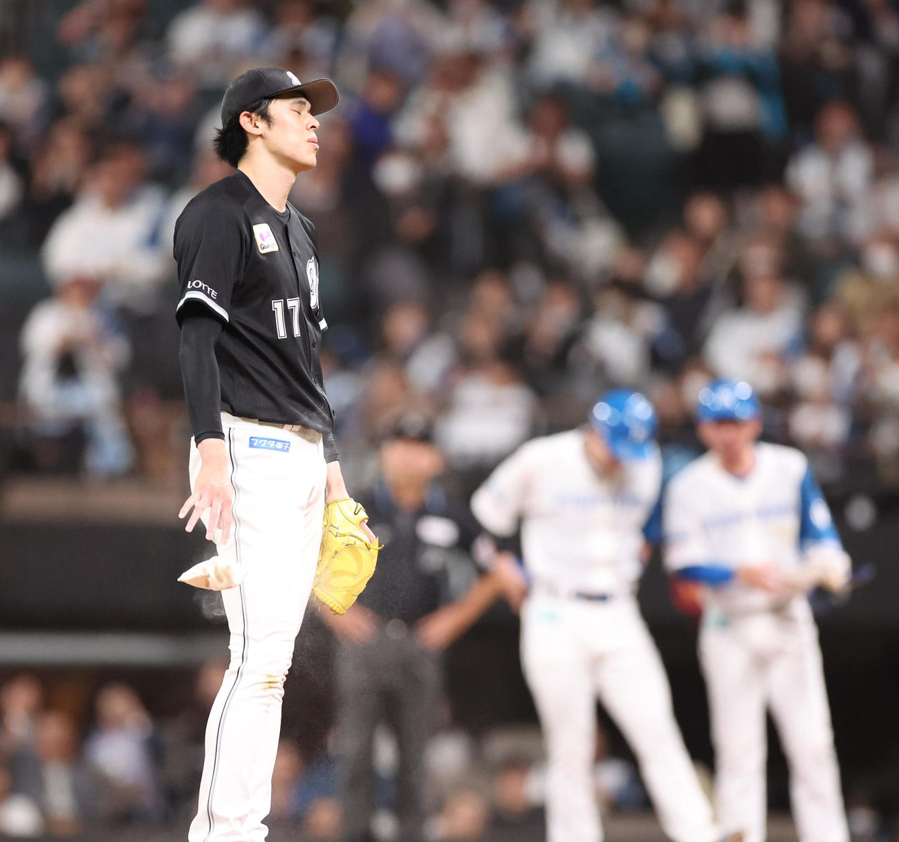 日本ハム対ロッテ　6回裏日本ハム2死二、三塁、松本剛に同点となる右前2点適時打を浴びる佐々木（撮影・佐藤翔太）
