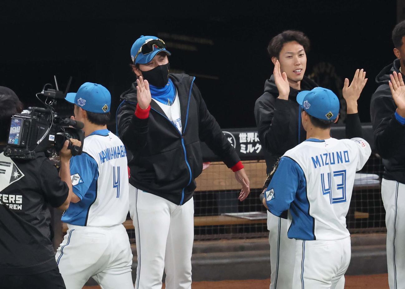 日本ハム対ロッテ　試合後、ナインを出迎える新庄監督（撮影・黒川智章）