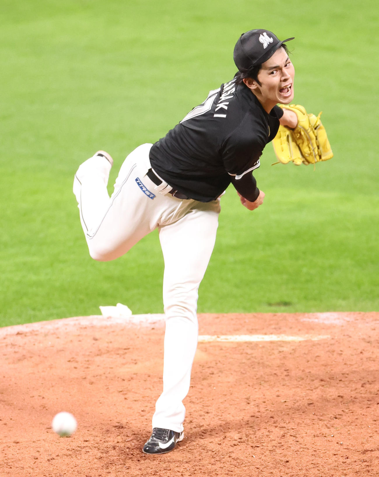 日本ハム対ロッテ　力投するロッテ先発の佐々木（撮影・佐藤翔太）