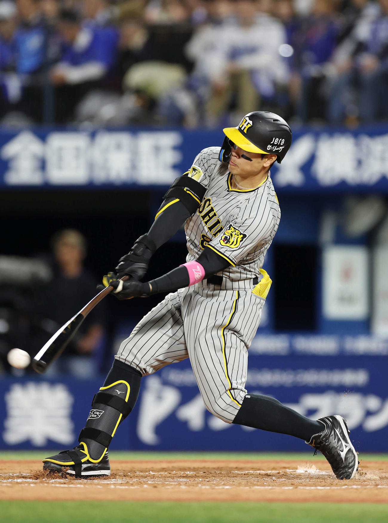DeNA対阪神　9回表阪神無死、右翼線へ二塁打を放つ佐藤輝（撮影・前田充）